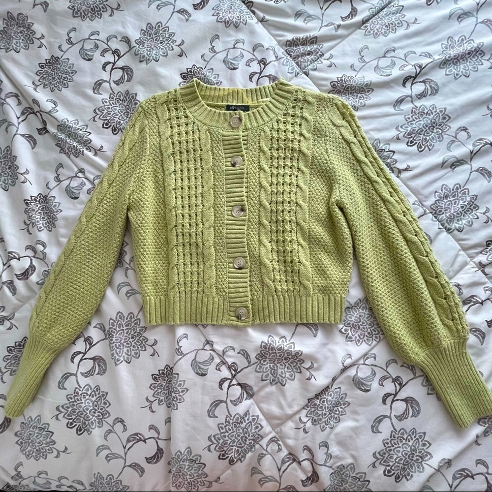 Green button up cropped sweater🍀